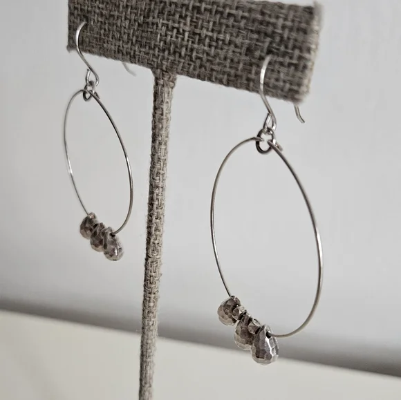 Silver(tone) Hoops With Tear Drop Beads - Picture 2 of 9